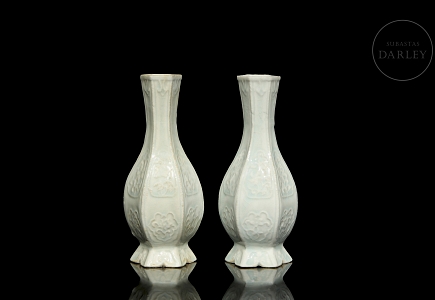 Pareja de jarrones de porcelana con vidriado Qingbai, estilo Song