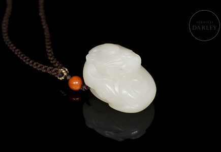 Colgante de jade blanco “Dragón enroscado”, s. XX