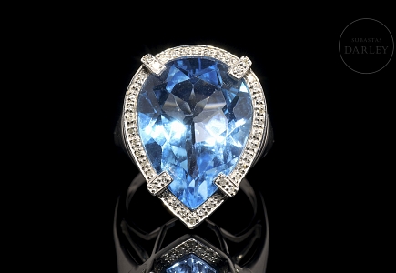 Anillo en oro blanco de 18k con topacio y diamantes