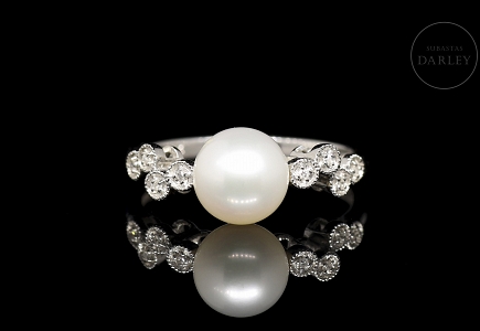 Anillo en oro blanco de 18K con perla y diamantes