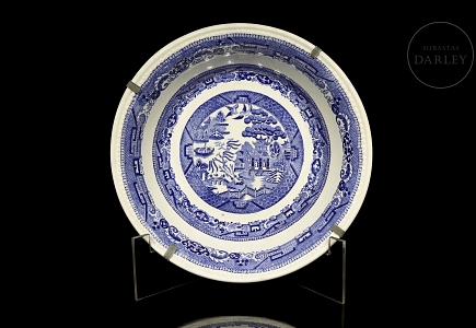 Plato de porcelana con decoraciones en azul y blanco, s.XX