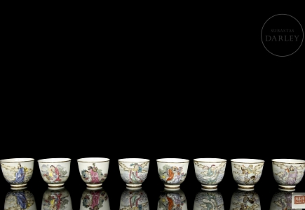 Ocho tazas de porcelana