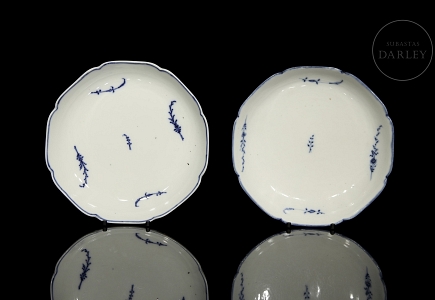 Pareja de platos de cerámica esmaltada, marca Meissen, s.XIX