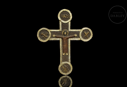 Cruz de madera tallada 