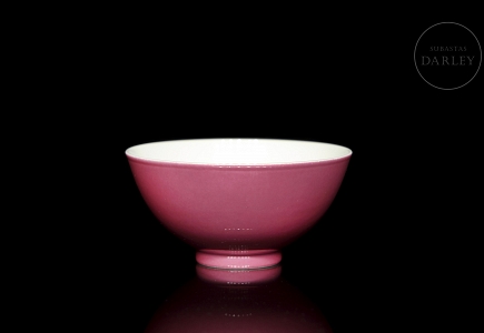 Cuenco de porcelana con esmalte rosa 