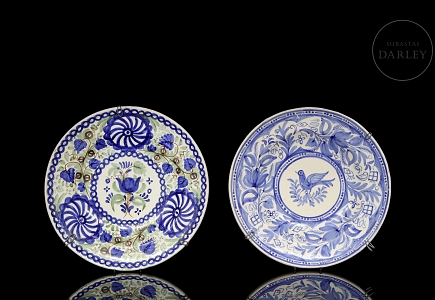 Pareja de platos de cerámica esmaltada valenciana, s.XX