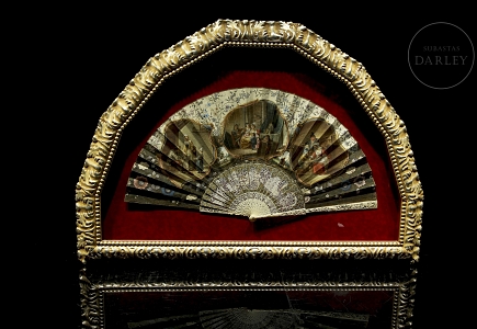 Abanico pericón de hueso con abaniquera,