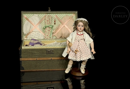 Muñeca con baúl