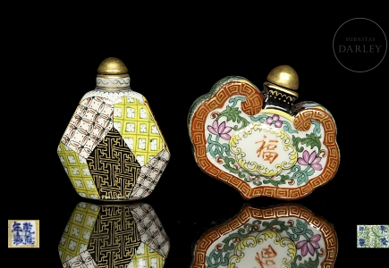Pareja de botellas de rapé de porcelana esmaltada, con sello Qianlong