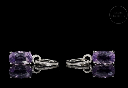 Pendientes con amatistas y diamantes en oro blanco de 18k