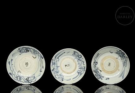Tres platos de cerámica esmaltada, dinastía Ming