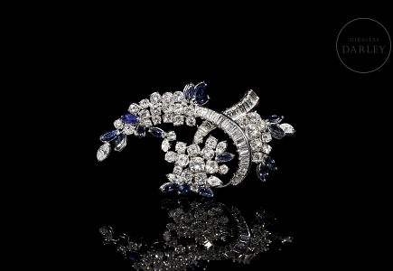 Broche con zafiros y diamantes en oro blanco de 18 kt