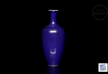 Jarrón de porcelana esmaltada azul, con sello Qianlong