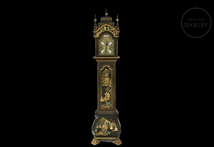 Reloj de pie decorado en estilo chinoiserie. Bell's