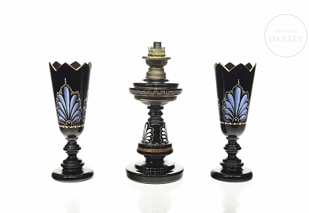 Quinqué y pareja de jarrones estilo Art Nuveau, s.XX