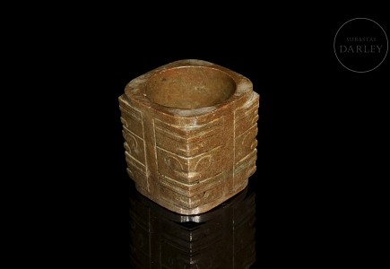 Cong de jade tallado