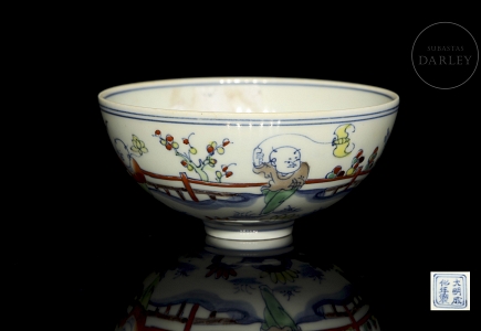 Cuenco de porcelana policromada