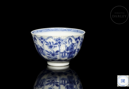 Taza de porcelana con vidriado azul y blanco 