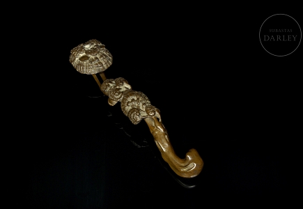 Ruyi de madera tallada 