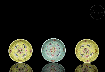 Tres platos de porcelana esmaltada 