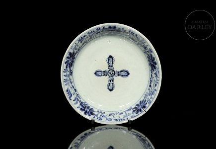 Pequeño plato de porcelana esmaltada en azul y blanco, dinastía Qing