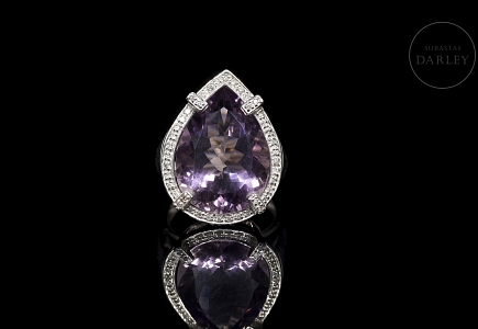 Anillo en oro blanco de 18 kt con una amatista y diamantes