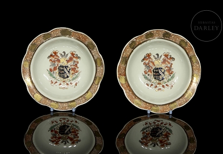 Pareja de platos de porcelana 