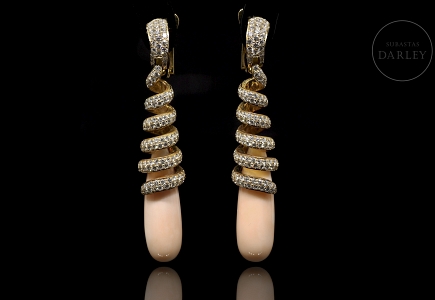 Pendientes largos de oro amarillo de 18K con diamantes y coral rosa