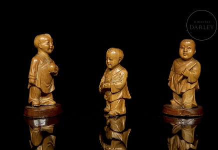 Tres figuras de madera tallada 