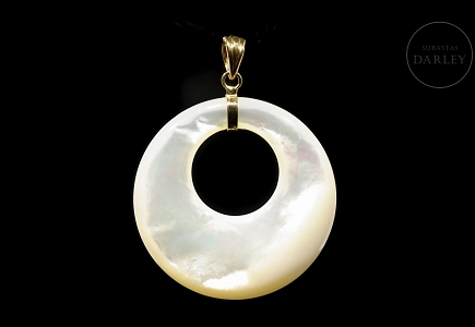Colgante con nácar natural y oro amarillo de 18 kt