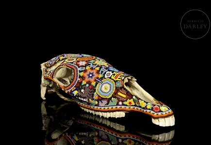 Cráneo decorado con chaquiras, cultura Huichol, México, s.XX