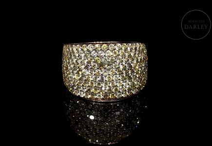 Sortija de oro rosa de 18K con pavé de diamantes Fancy Yellow