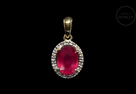 Colgante en oro amarillo de 18k con rubí y diamantes