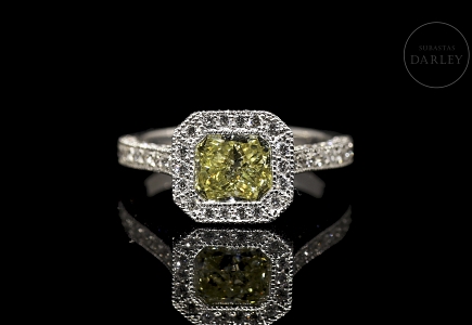 Sortija de oro blanco con diamante Fancy Yellow, 1.53 ct, certificado HRD
