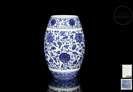 Jarrón azul y blanco con forma de barril 