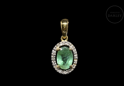 Colgante de oro amarillo de 18 kt con esmeralda y diamantes