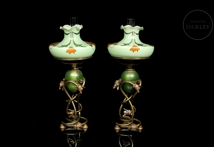 Pareja de quinqués de vidrio y bronce Art Noveau, Europa, c. 1900