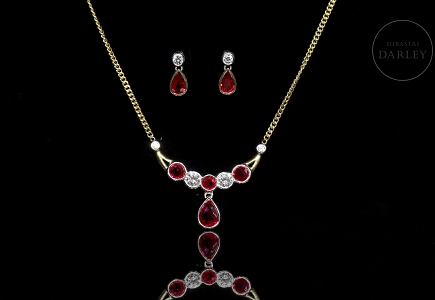 Conjunto de collar y pendientes en oro de 18k con rubíes y brillantes