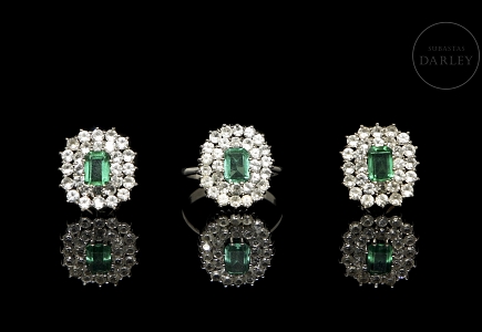 Conjunto de pendientes y anillo en oro blanco de 18k