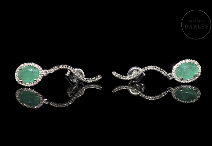 Pendientes de oro blanco de 18K con esmeraldas y diamantes