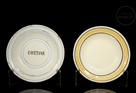 Dos platos de cerámica esmaltada, s. XX