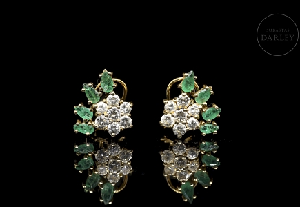 Pendientes de oro amarillo de 18k con esmeraldas y brillantes