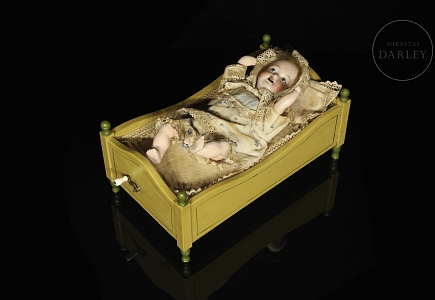 Muñeca autómata de porcelana con cuna, Alemania/Francia, c. 1890-1910