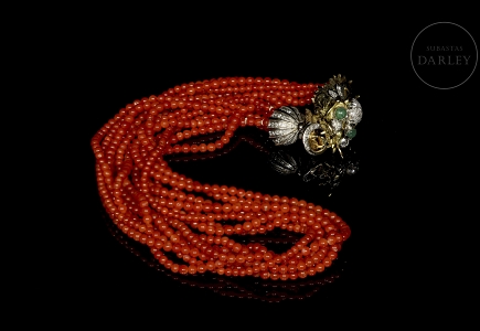 Collar de oro con brillantes y cuentas de coral
