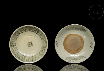 Dos grandes platos de cerámica esmaltada 
