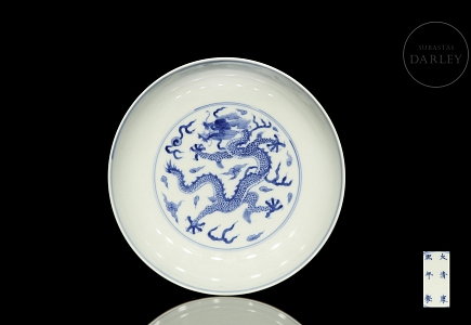 Plato de porcelana azul y blanco 