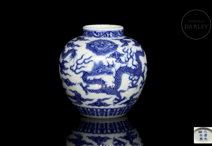Jarrón de porcelana con esmalte azul y blanco 