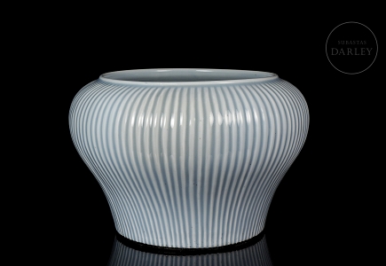 Vasija de porcelana con esmalte celeste, dinastía Qing