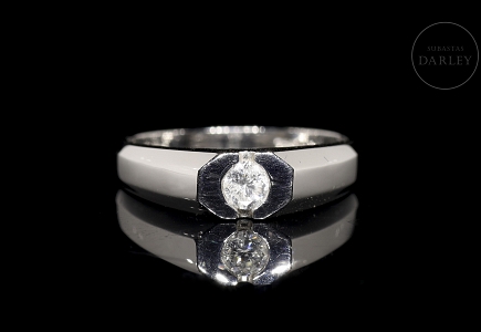 Solitario de oro blanco de 18K con diamante