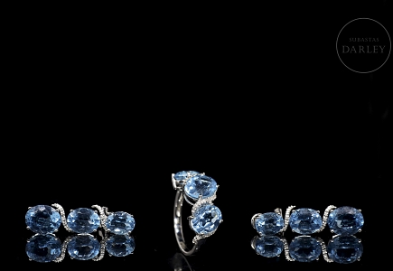 Conjunto de anillo y pendientes en oro blanco de 18k con topacios
